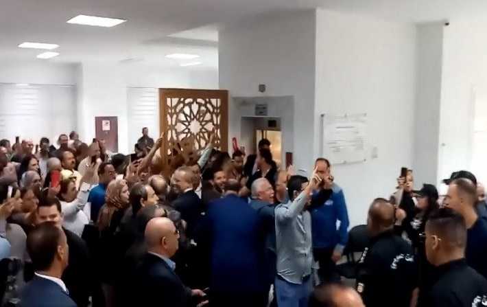 تبادل للعنف بين المحامين في محكمة سوسة 2 أثناء وصول راشد الغنوشي 

